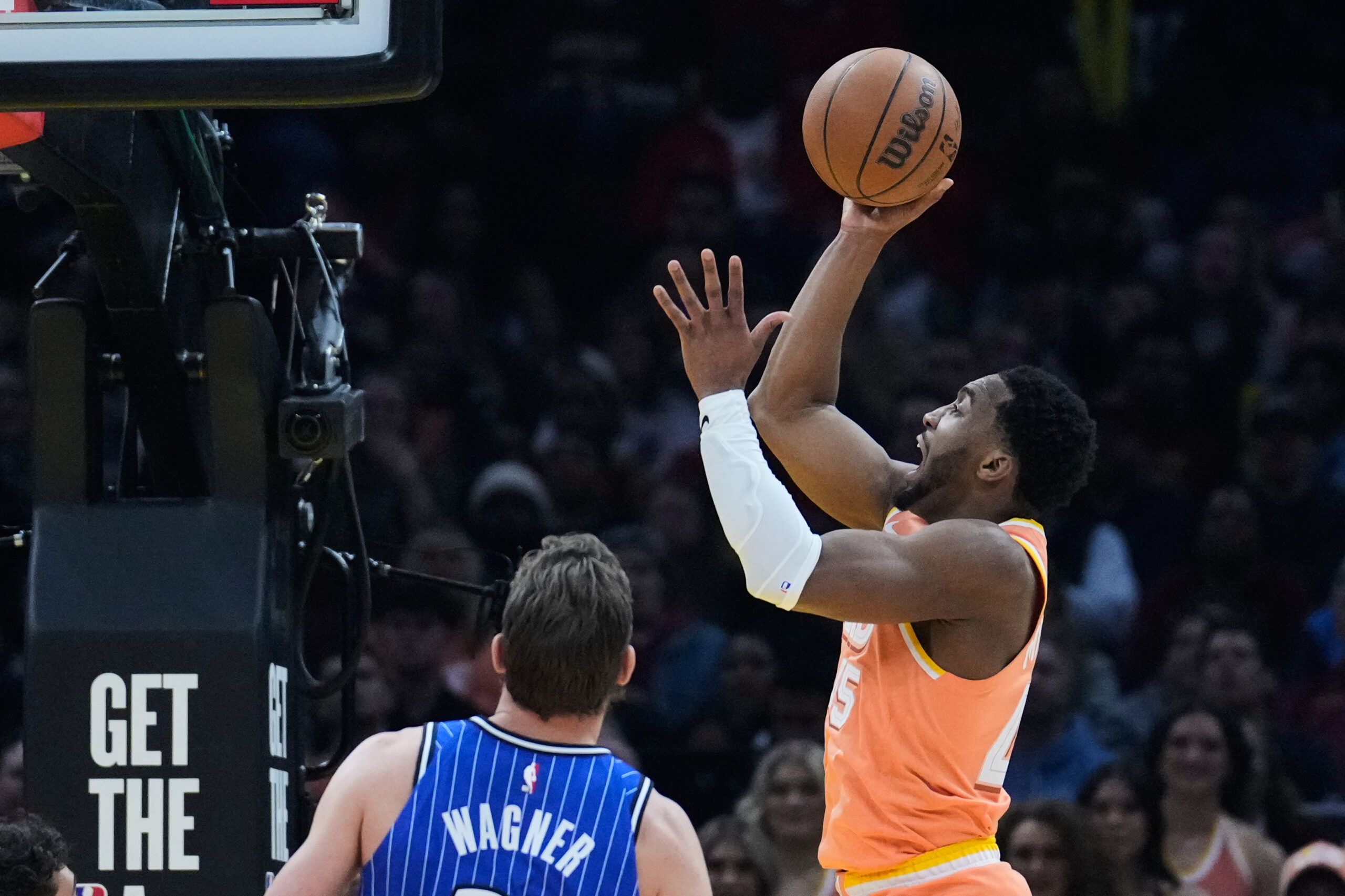 Donovan Mitchell lidera el triunfo de los Cavaliers sobre el Magic