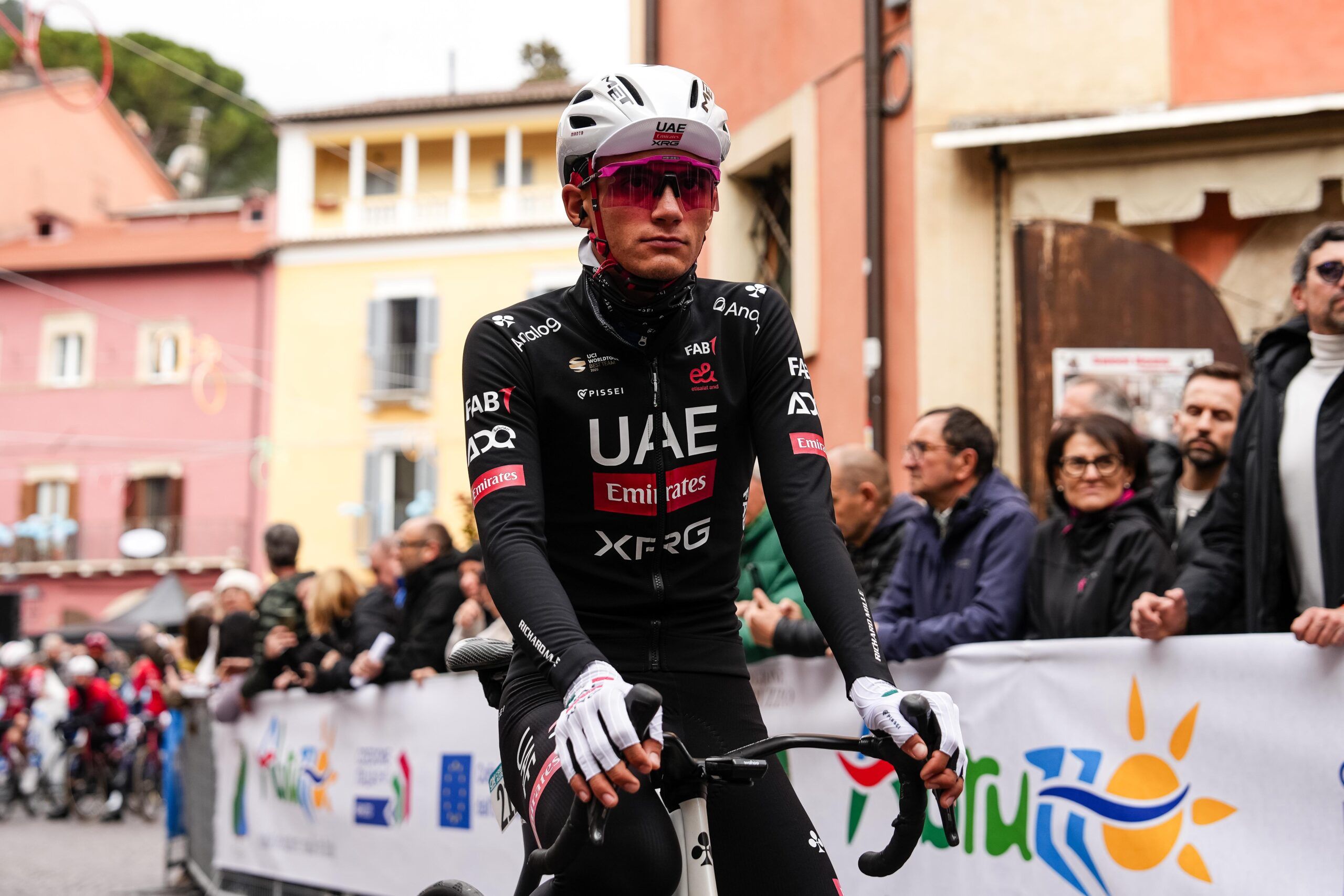 Isaac del Toro pierde el liderato, pero sigue segundo y en plena pelea en el Tirreno-Adriático
