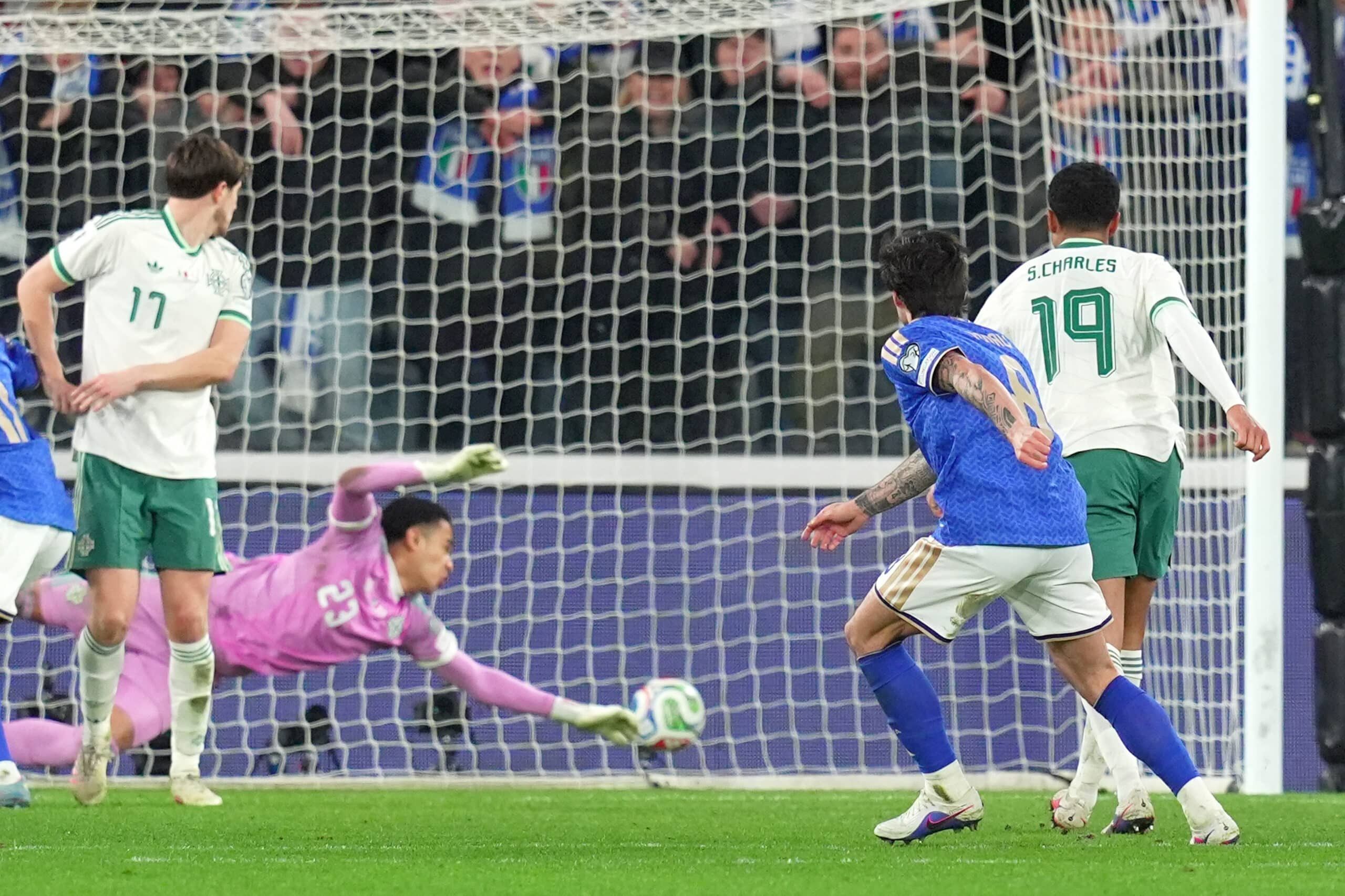 Italia se impuso 2-0 a Irlanda del Norte y espera acabar la sequía sin mundiales