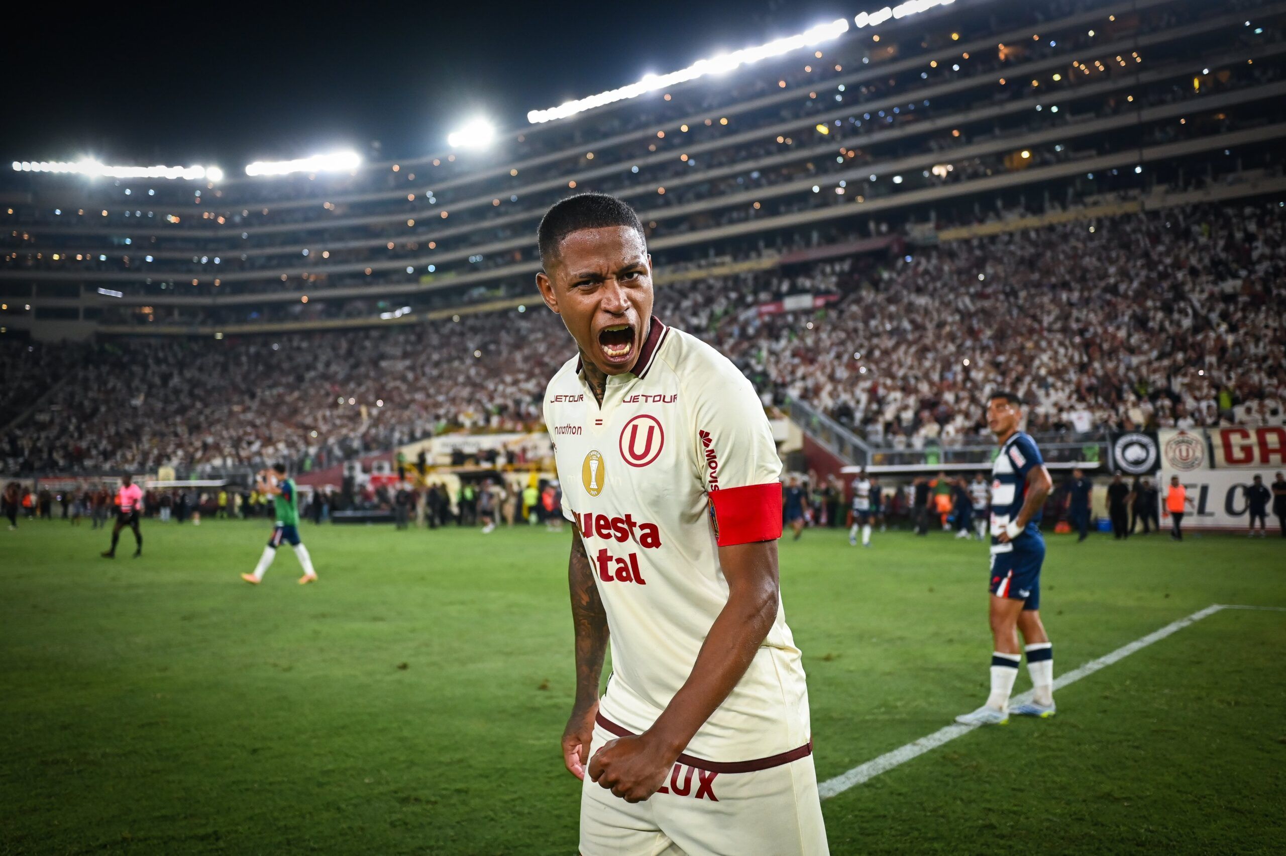 Universitario se adueña del clásico y golpea a Alianza en el Monumental
