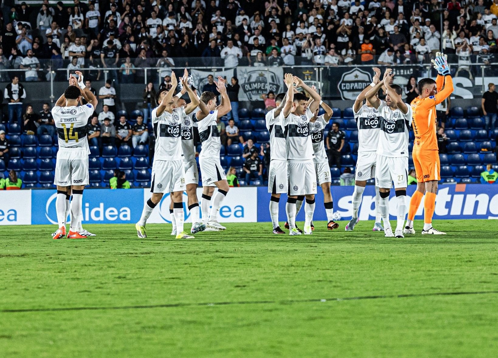 Olimpia y Barracas Central pactaron sin goles en Defensores del Chaco