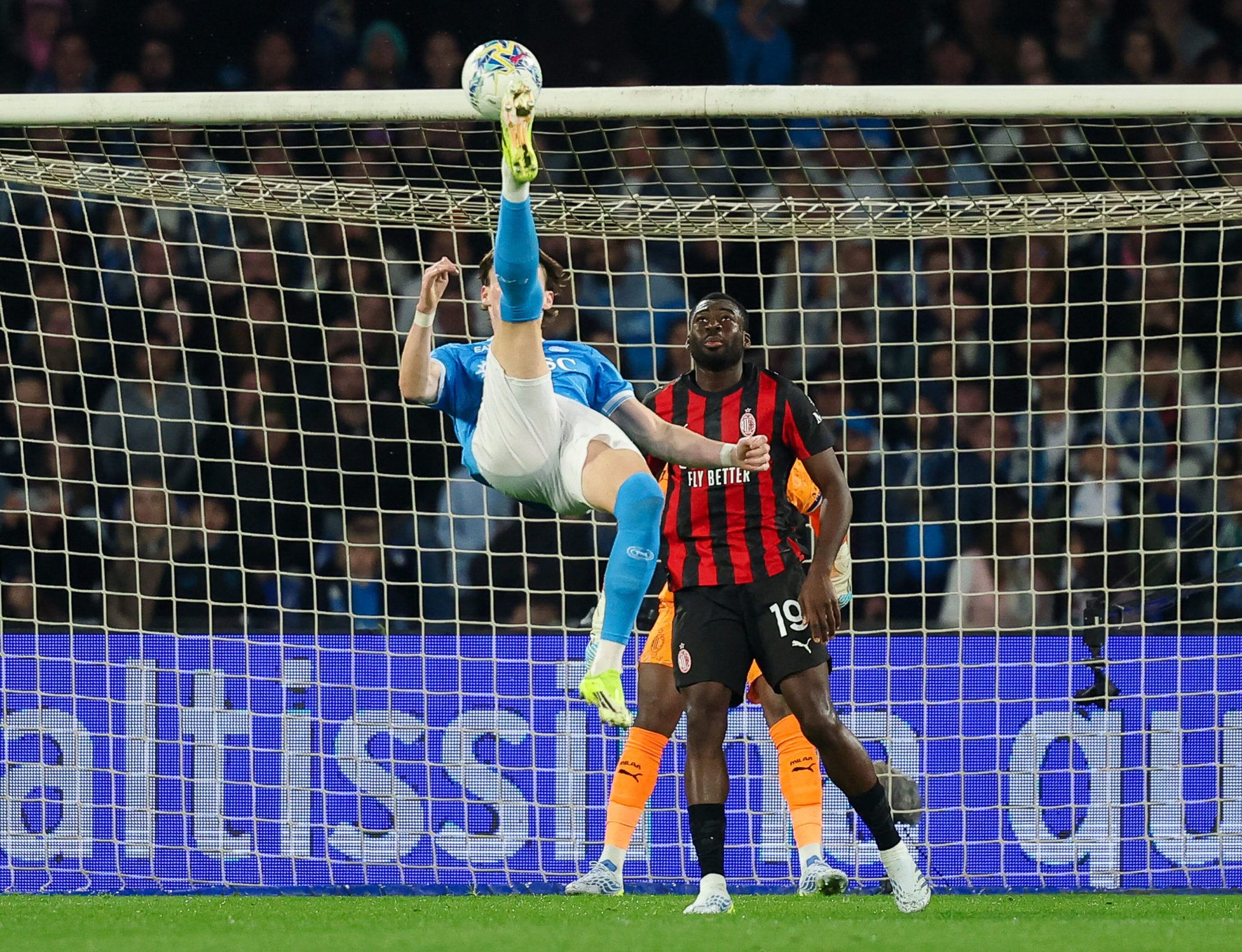 Napoli hizo respetar la casa tras vencer a un Milan que se alejó de la punta