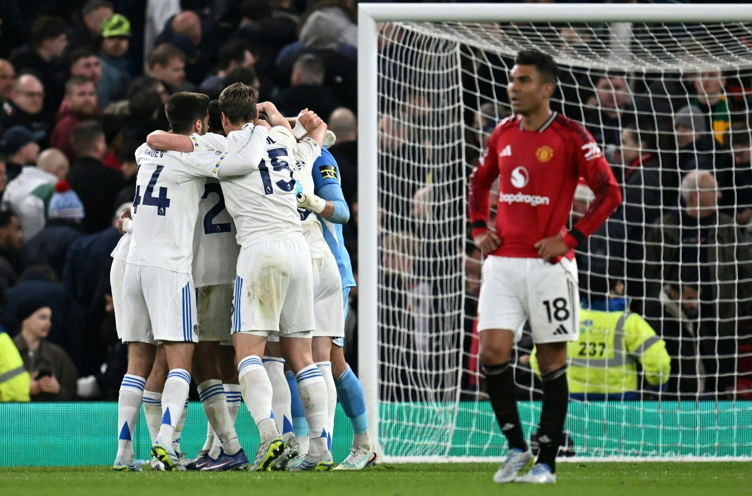 Leeds dio un paso más para salvarse tras vencer al Manchester United