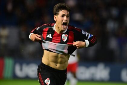 River resolvió en el final frente a Bragantino y escaló hasta la cima de su grupo