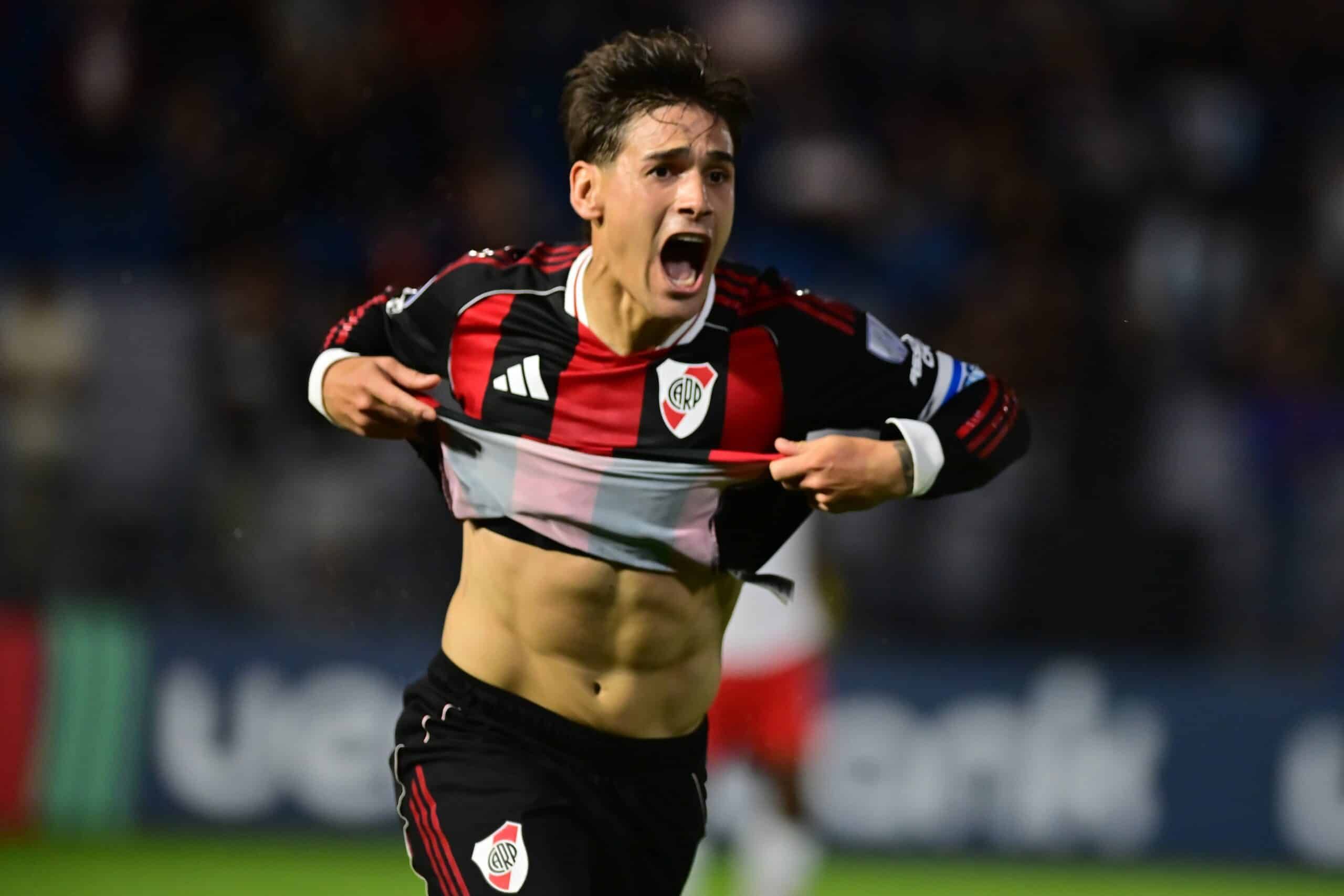 River resolvió en el final frente a Bragantino y escaló hasta la cima de su grupo
