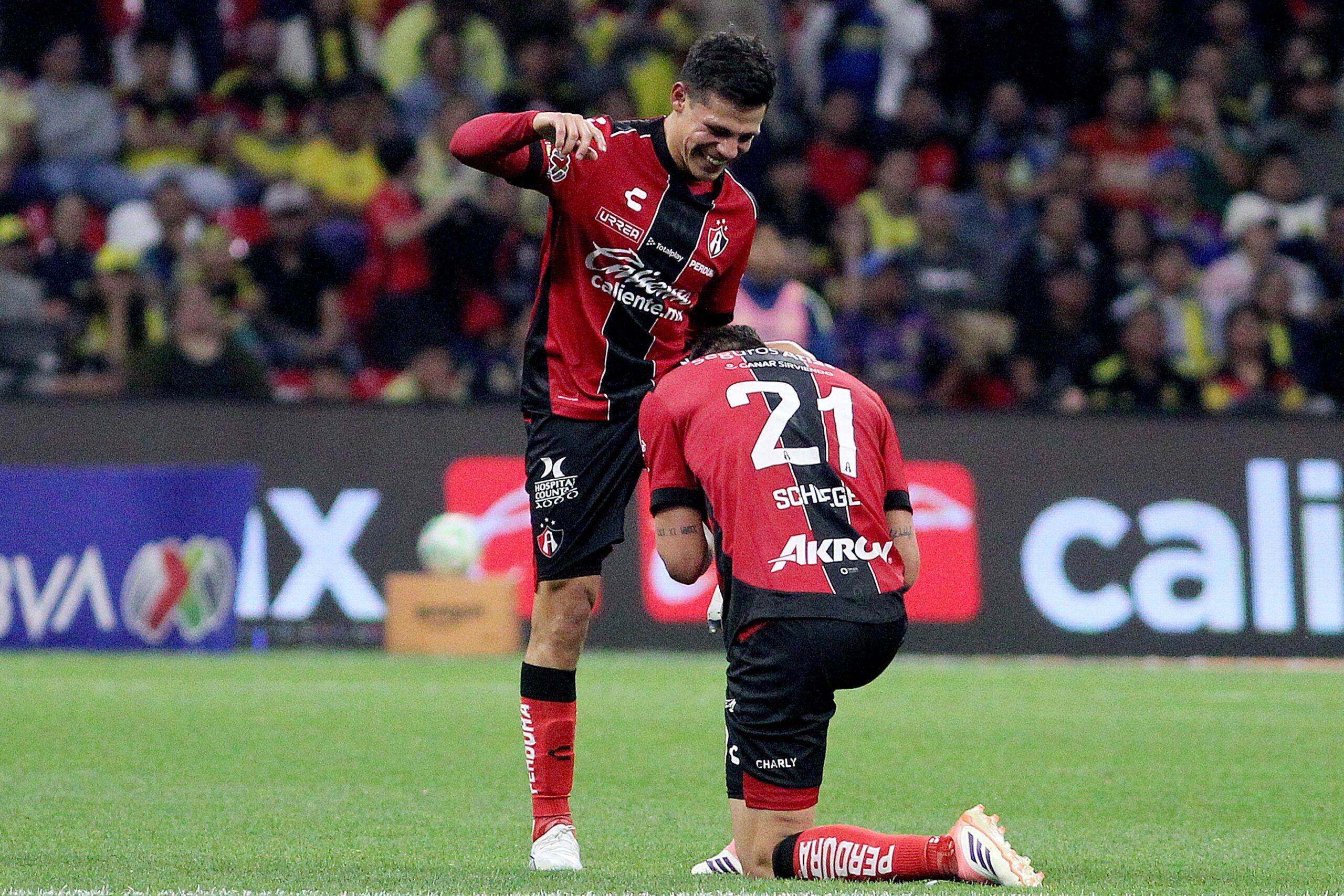 ¡A lo Atlas! Camilo Vargas ataja penal y Alfonso González firma un gol agónico en el Azteca