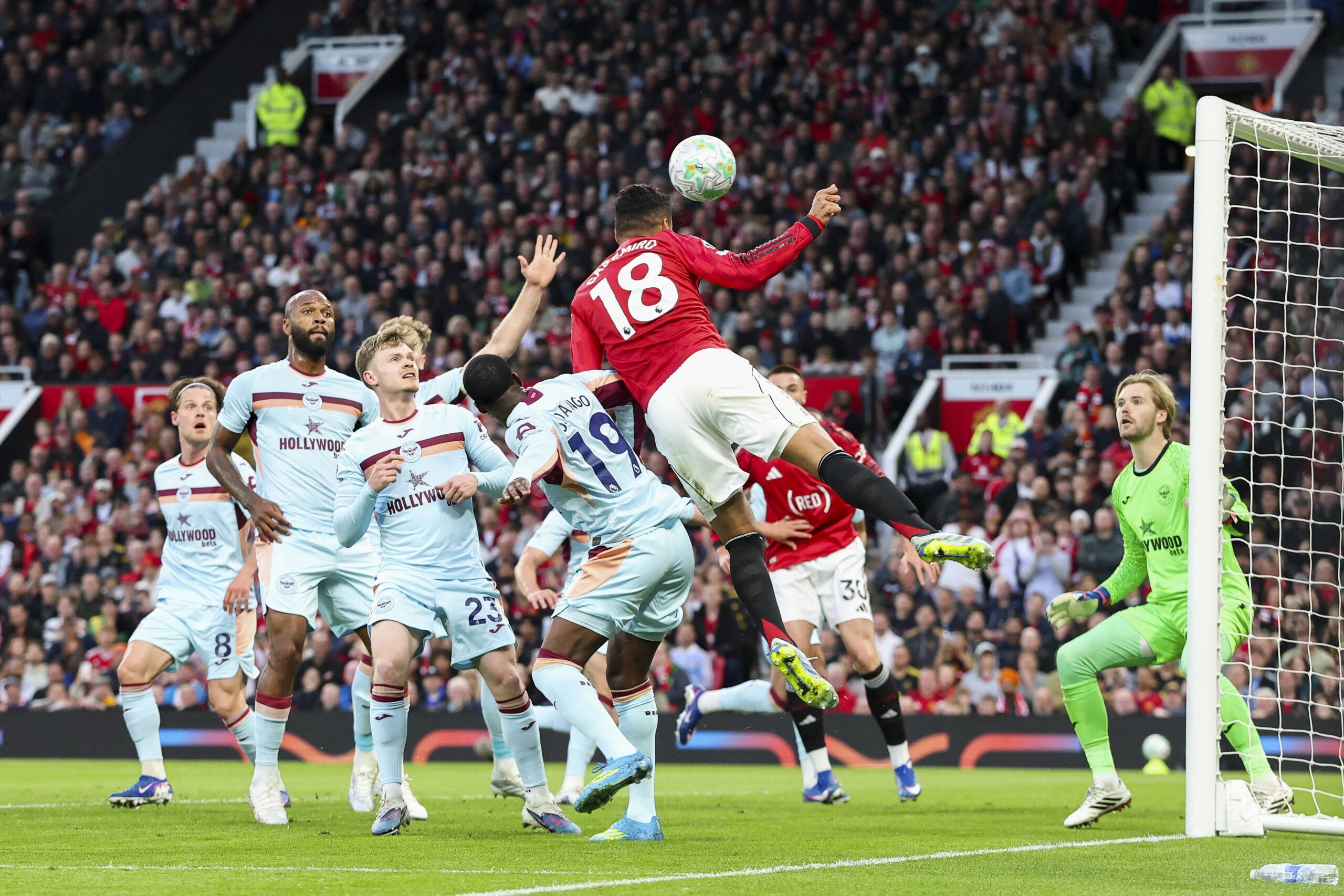 Manchester United venció a Brentford y se aferra a los puestos de Champions