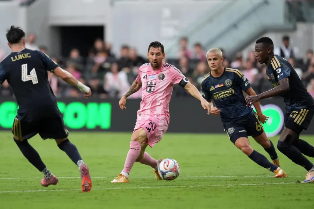 El delantero del Inter Miami, Lionel Messi (10), bajo la presión del mediocampista del Philadelphia Union, Jovan Lukic (4), el mediocampista Cavan Sullivan (6) y el mediocampista Danley Jean Jacques (21) Foto AP/Rebecca Blackwell.