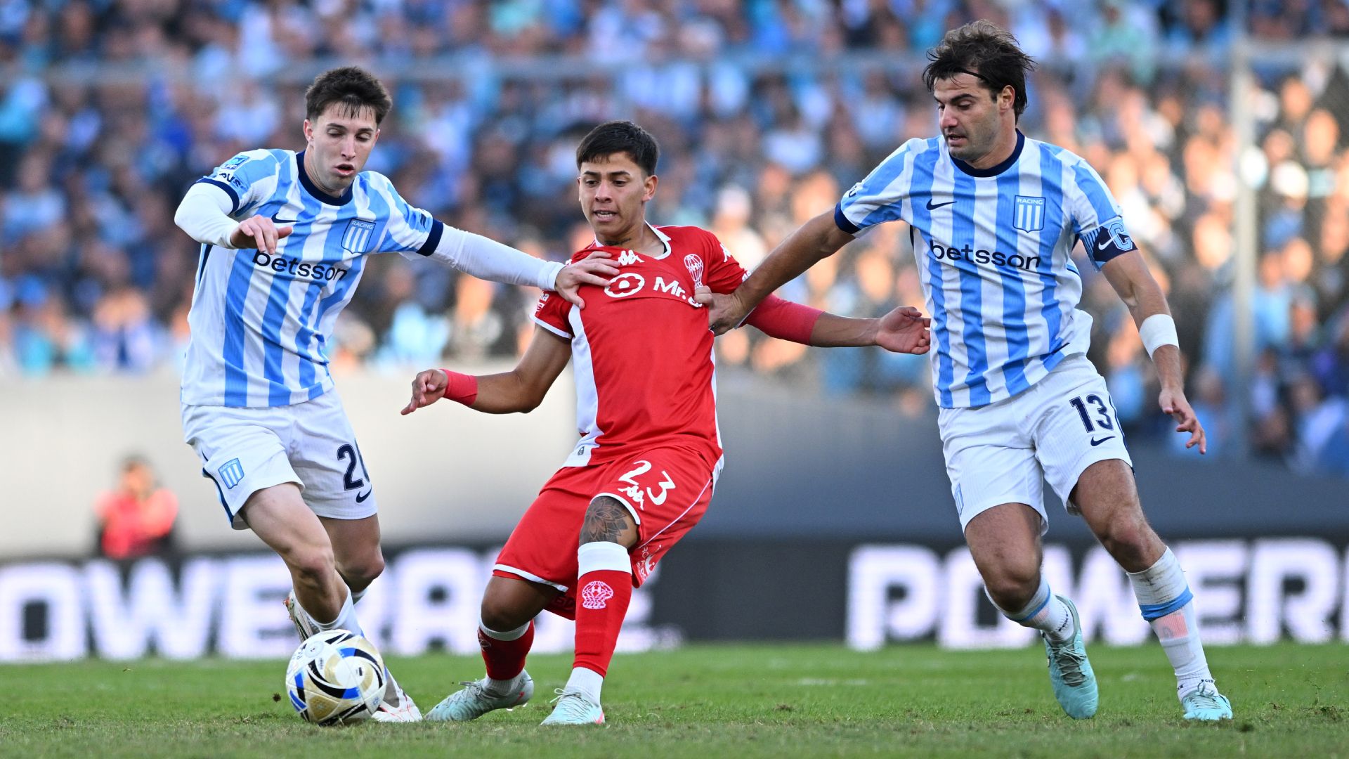 Racing se clasificó con sufrimiento tras el empate con Huracán