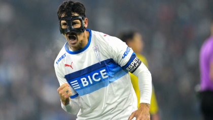 Universidad Católica venció a Barcelona y mete presión a Boca
