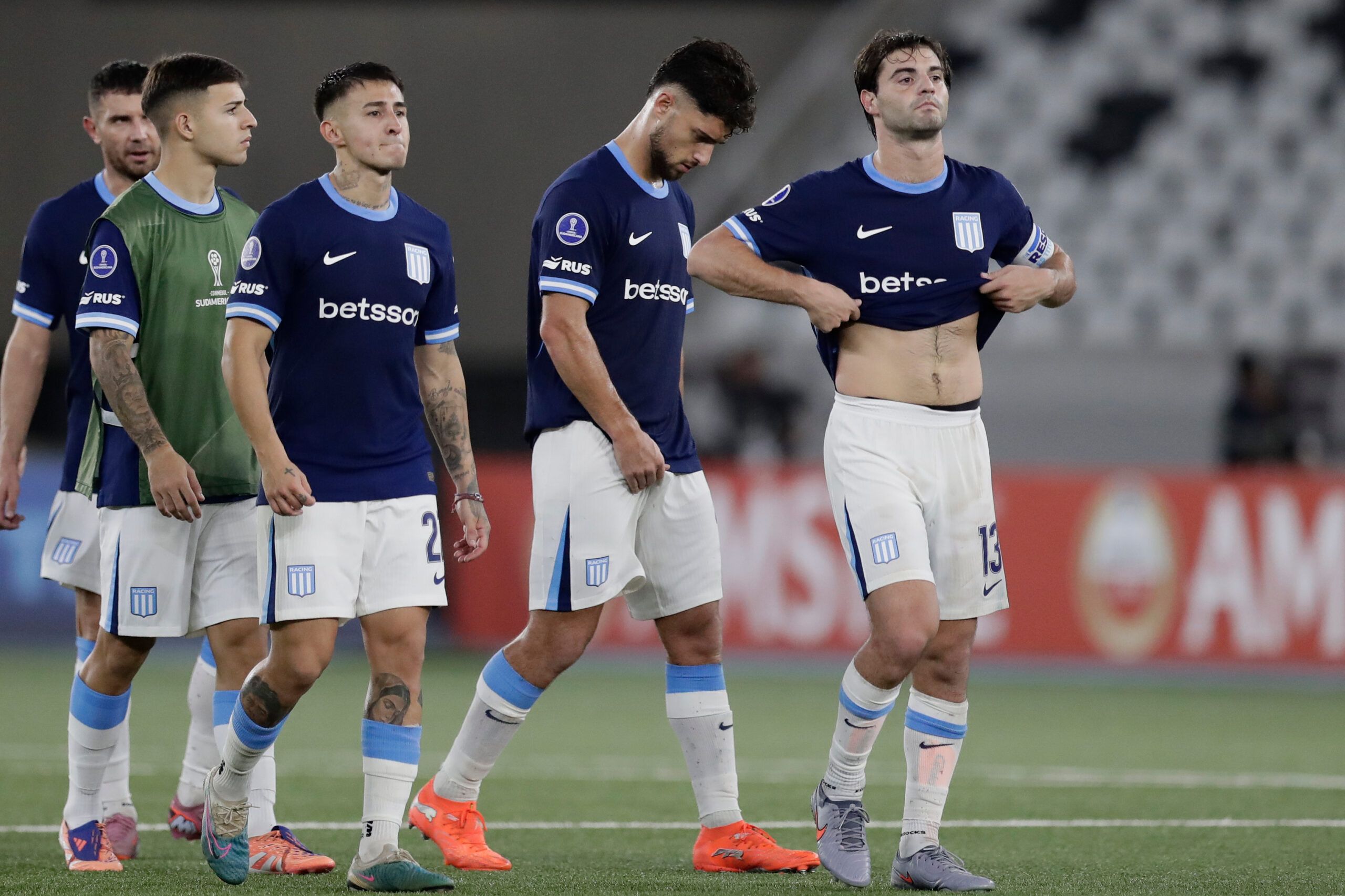 Racing complicó su clasificación en Río: cayó con Botafogo y quedó obligado a ganar todo
