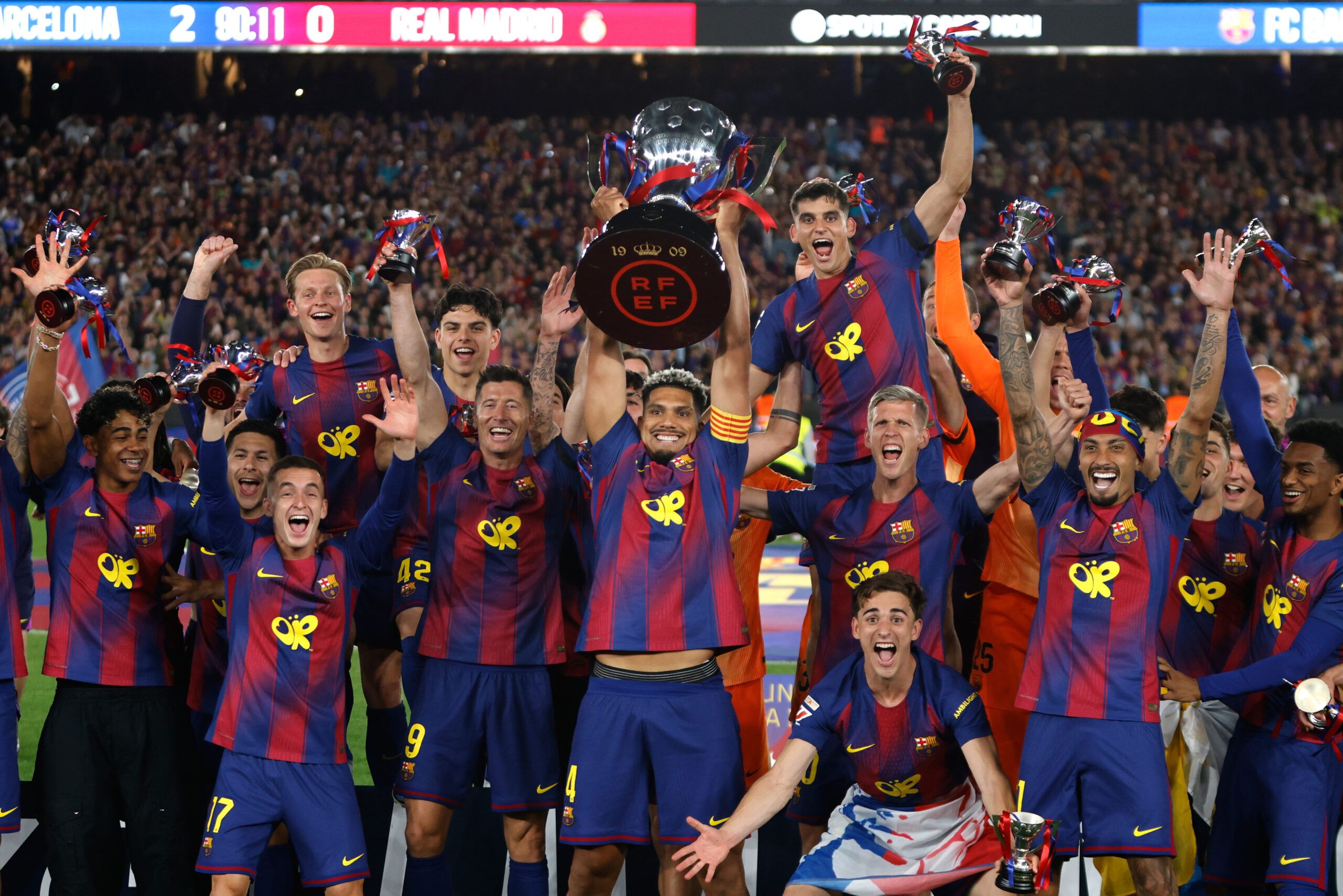 Barcelona festeja el título de LaLiga en la cara del Real Madrid