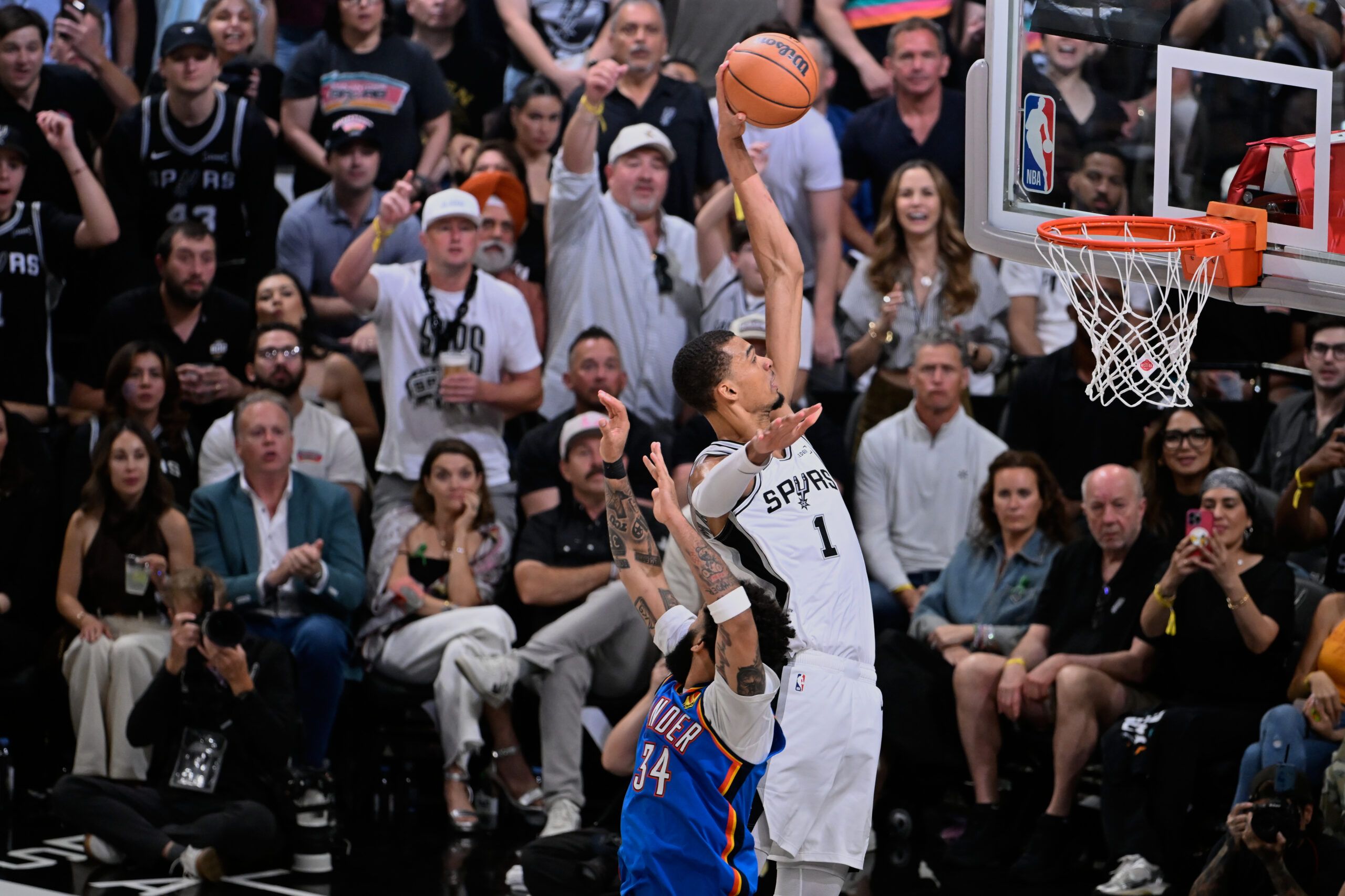 Wembanyama lideró el triunfo de Spurs ante Thunder para igualar la serie 2-2