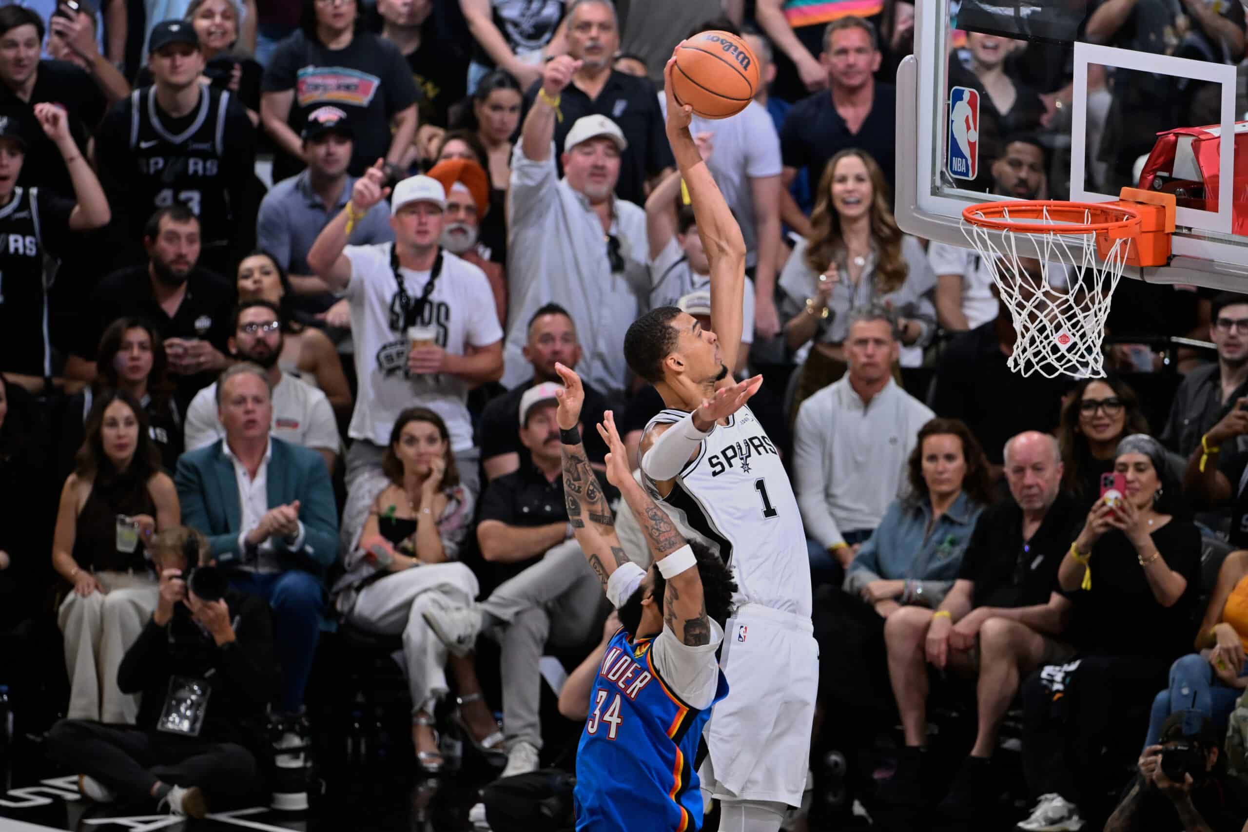 Wembanyama lideró el triunfo de Spurs ante Thunder para igualar la serie 2-2