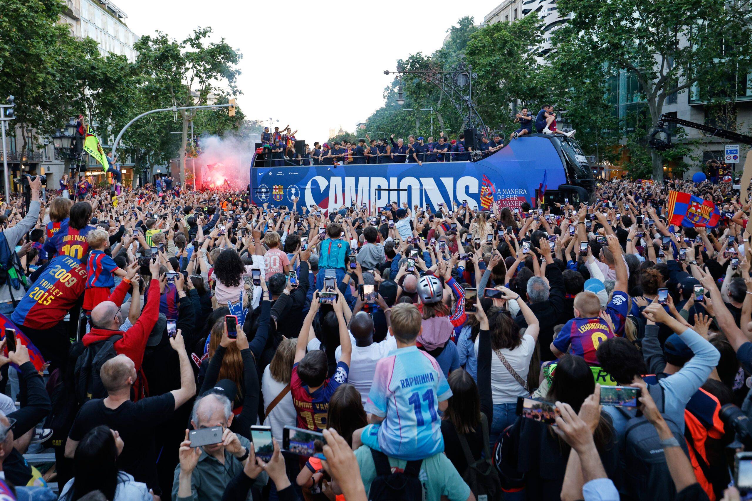 Sigue la fiesta en Barcelona con la rúa de los campeones