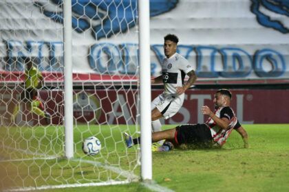Olimpia dio el golpe sobre la hora ante Barracas Central y sueña con octavos