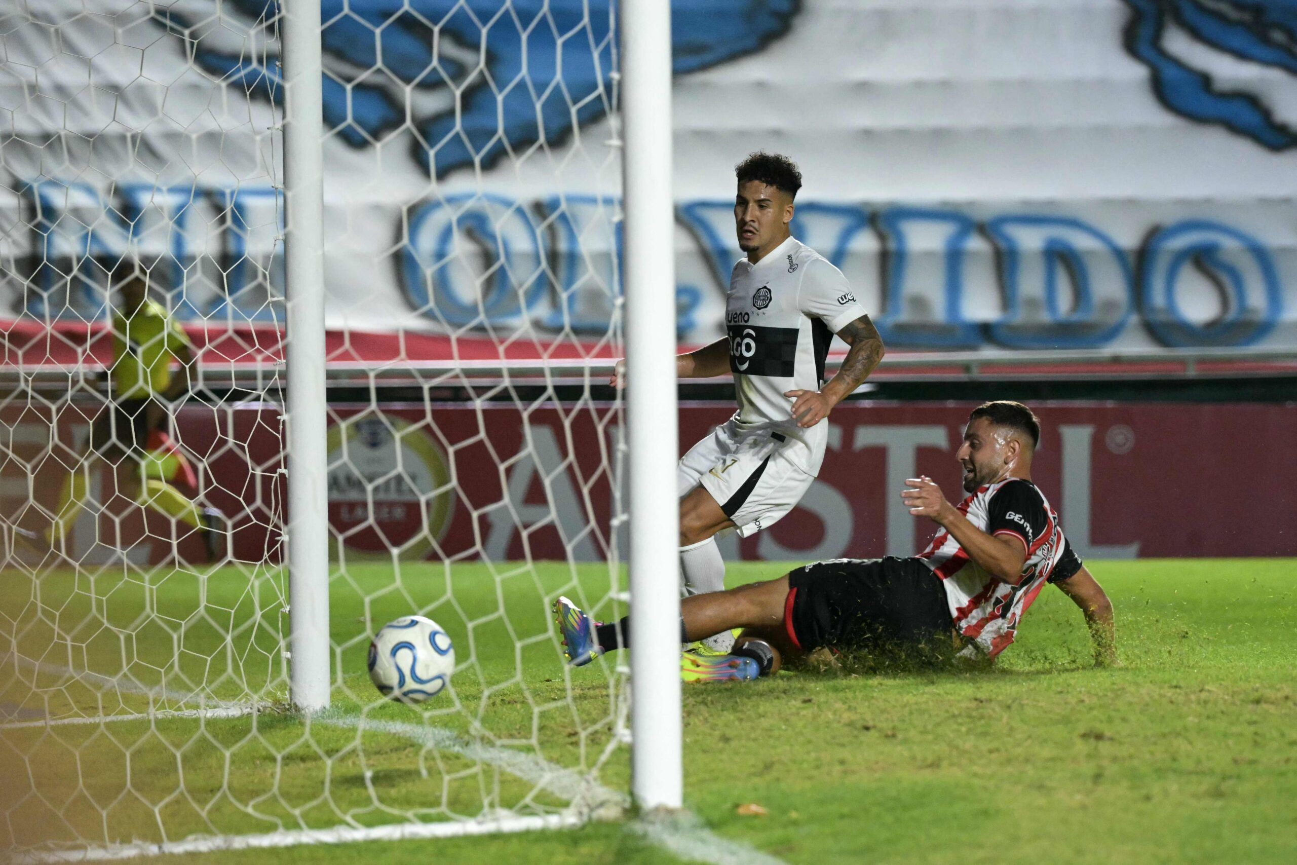 Olimpia dio el golpe sobre la hora ante Barracas Central y sueña con octavos