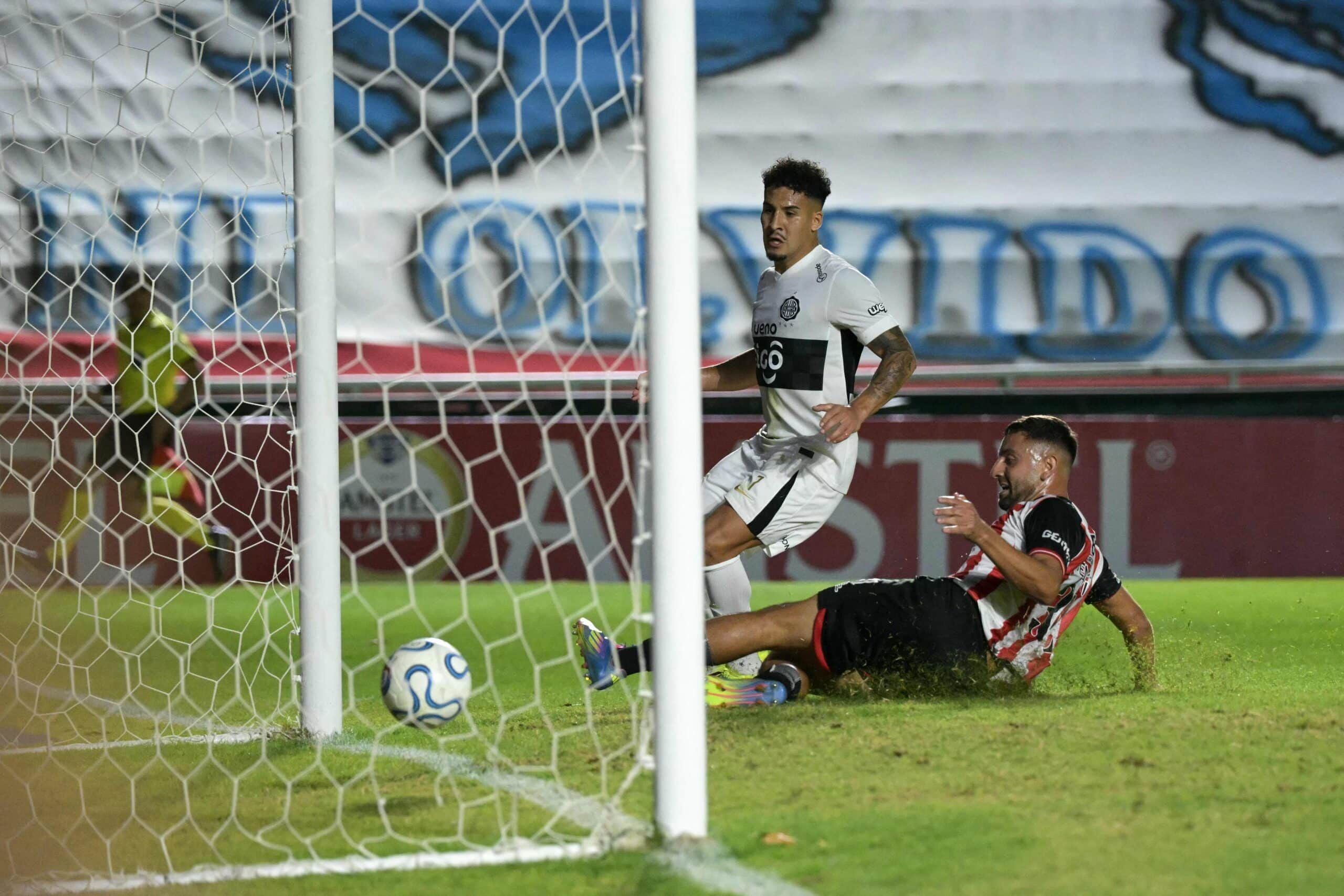 Olimpia dio el golpe sobre la hora ante Barracas Central y sueña con octavos