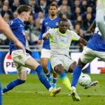 Manchester City salvó el empate sobre la hora ante Everton y celebra Arsenal