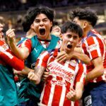 Chivas firma una remontada épica y elimina a Tigres en el Akron