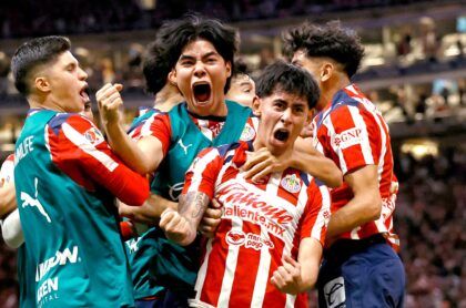Chivas firma una remontada épica y elimina a Tigres en el Akron