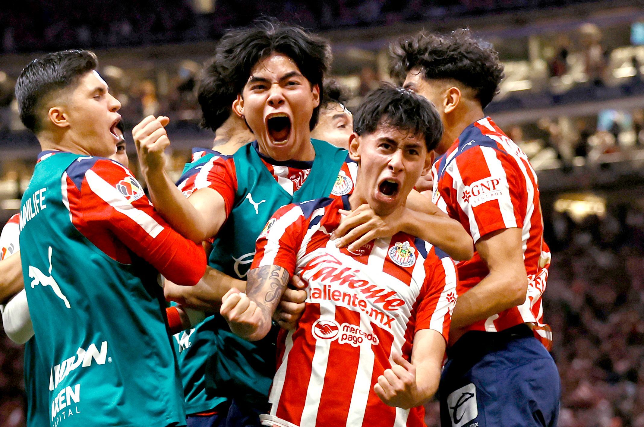 Chivas firma una remontada épica y elimina a Tigres en el Akron