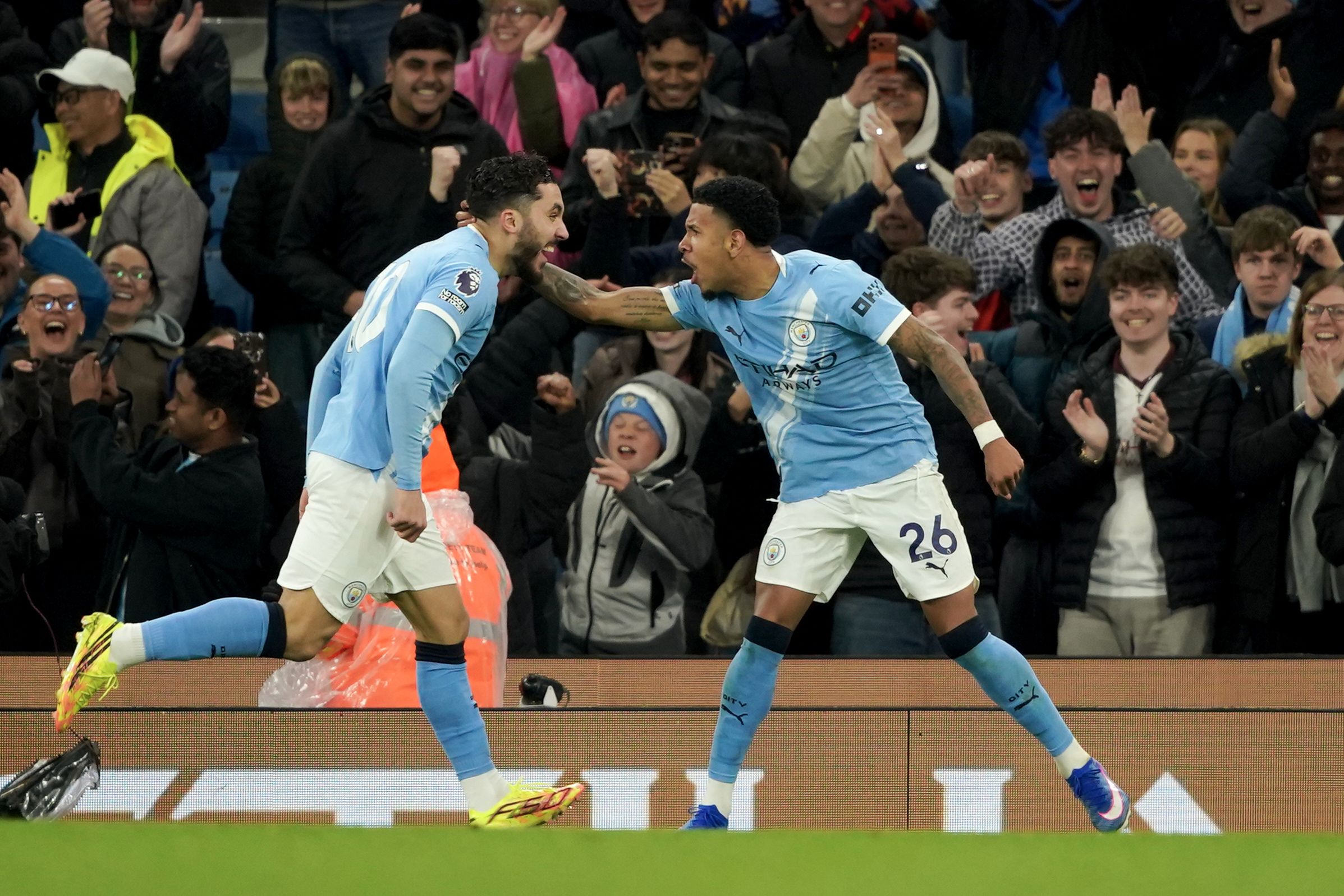 Manchester City sigue en carrera por el título tras vencer a Crystal Palace
