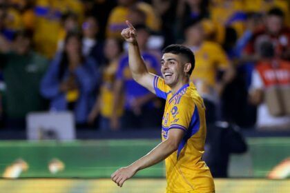 Tigres ruge en casa y remonta a Chivas para tomar ventaja en la ida