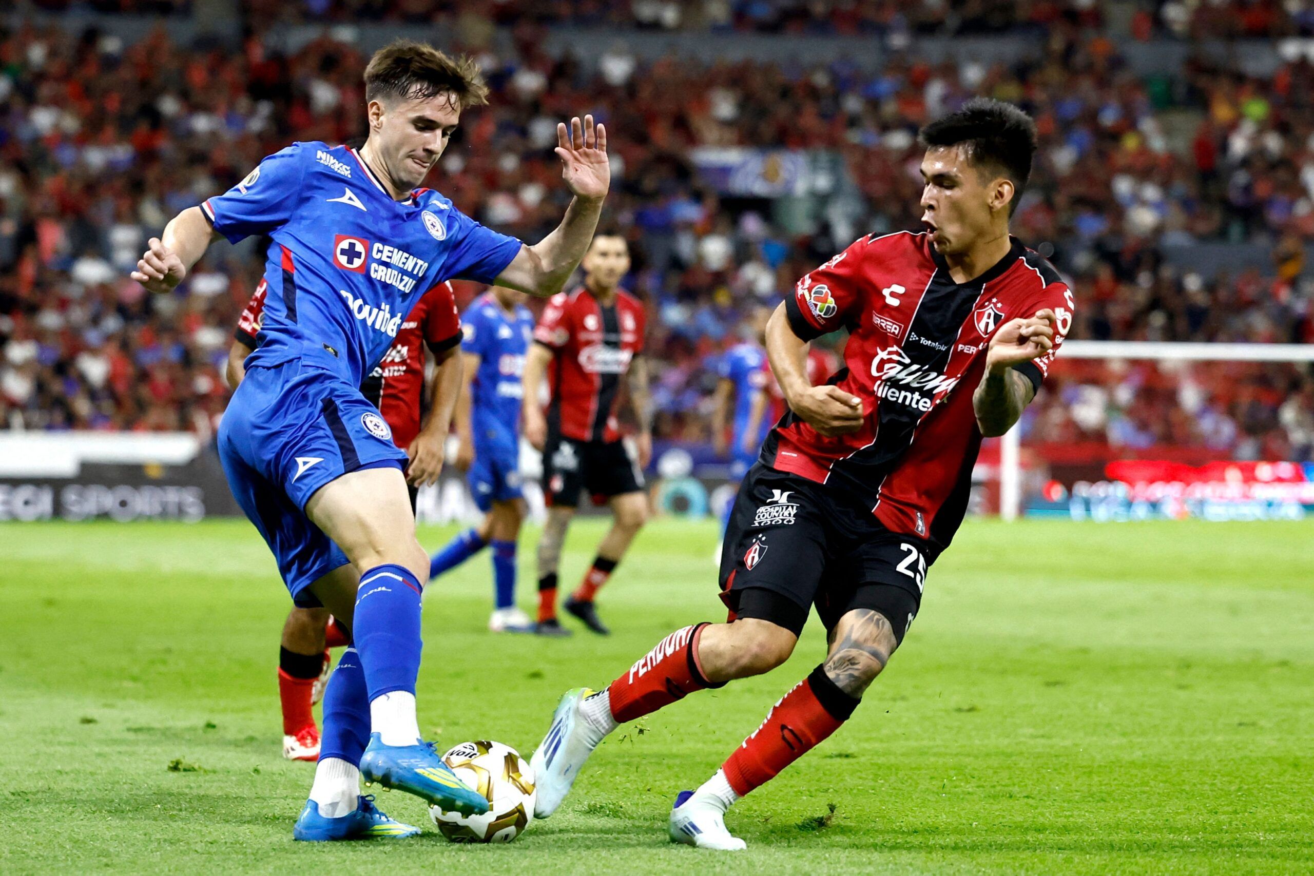 Entre penales y remontadas, Cruz Azul vence 3-2 al Atlas en una noche intensa