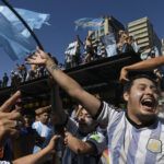 Hasta empeñar la casa: ¿qué serían capaces de hacer los hinchas por seguir a su selección en un Mundial?