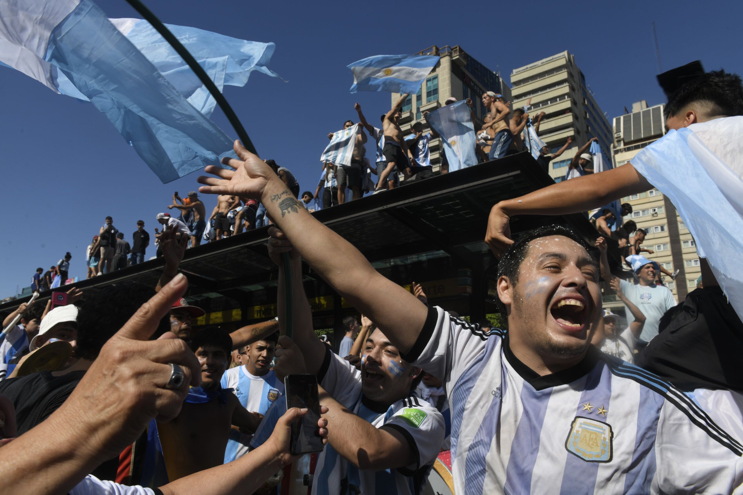 Hasta empeñar la casa: ¿qué serían capaces de hacer los hinchas por seguir a su selección en un Mundial?