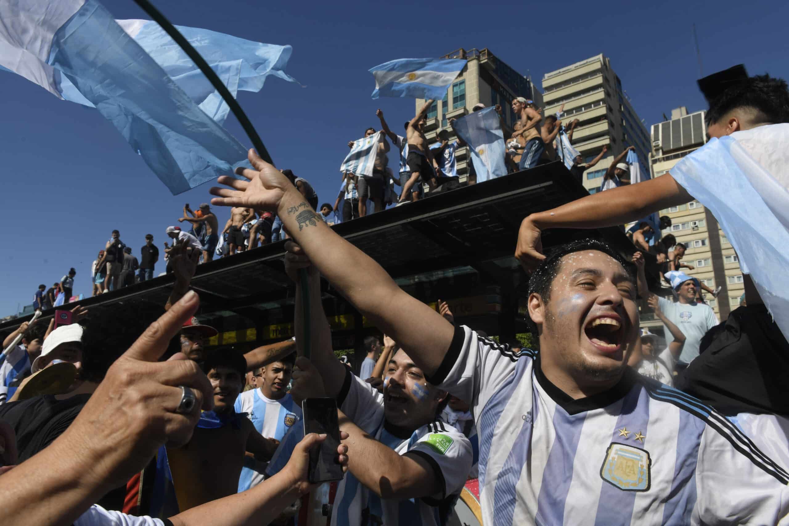Hasta empeñar la casa: ¿qué serían capaces de hacer los hinchas por seguir a su selección en un Mundial?