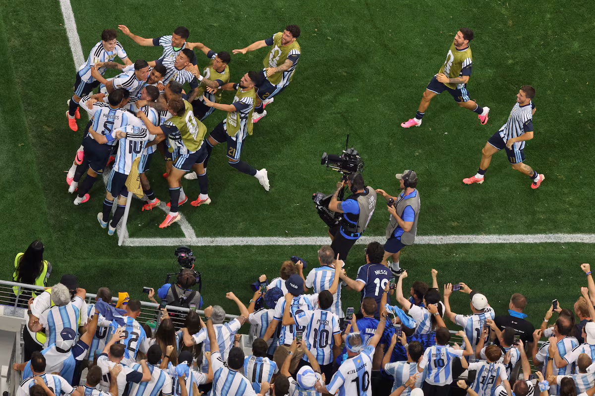 Messi volvió a brillar: doblete, récord mundialista y una noche que alimenta la leyenda