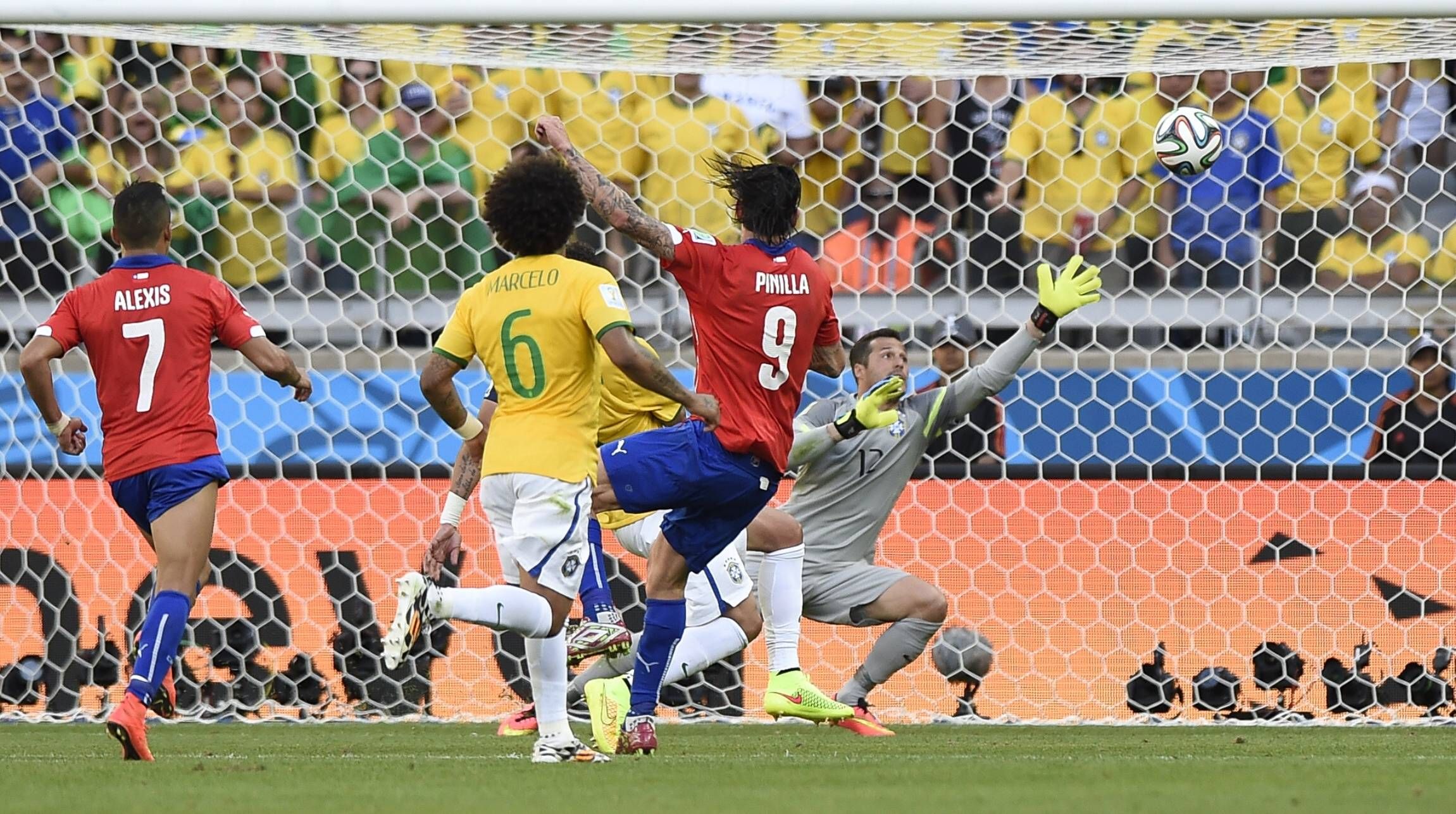 ¿Qué pasaba si Pinilla anotaba ante Brasil en el Mundial 2014? Las teorías de un gol que hubiese cambiado todo