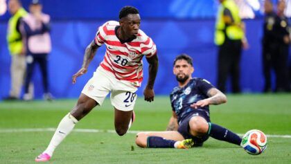Estados Unidos firma su estreno más goleador en los Mundiales