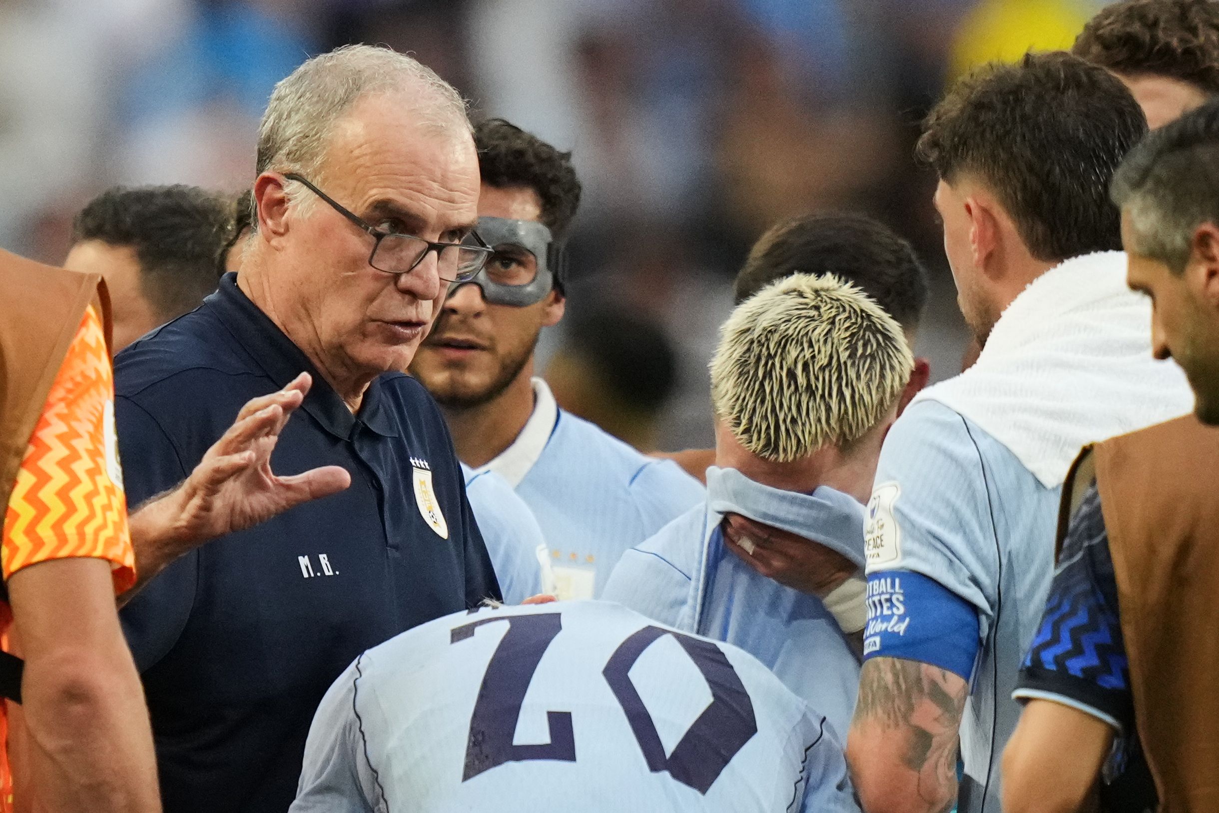 Uruguay se juega la clasificación en medio de la crisis entre el plantel y Bielsa