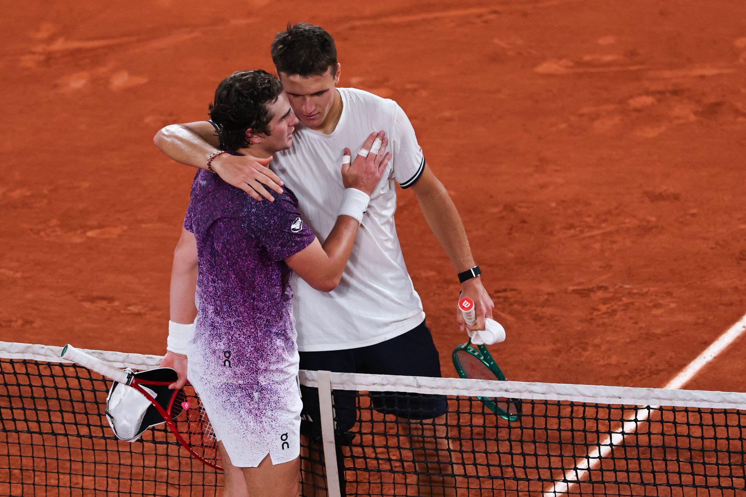 Roland Garros: Mensik le arrebata el sueño a Joao Fonseca