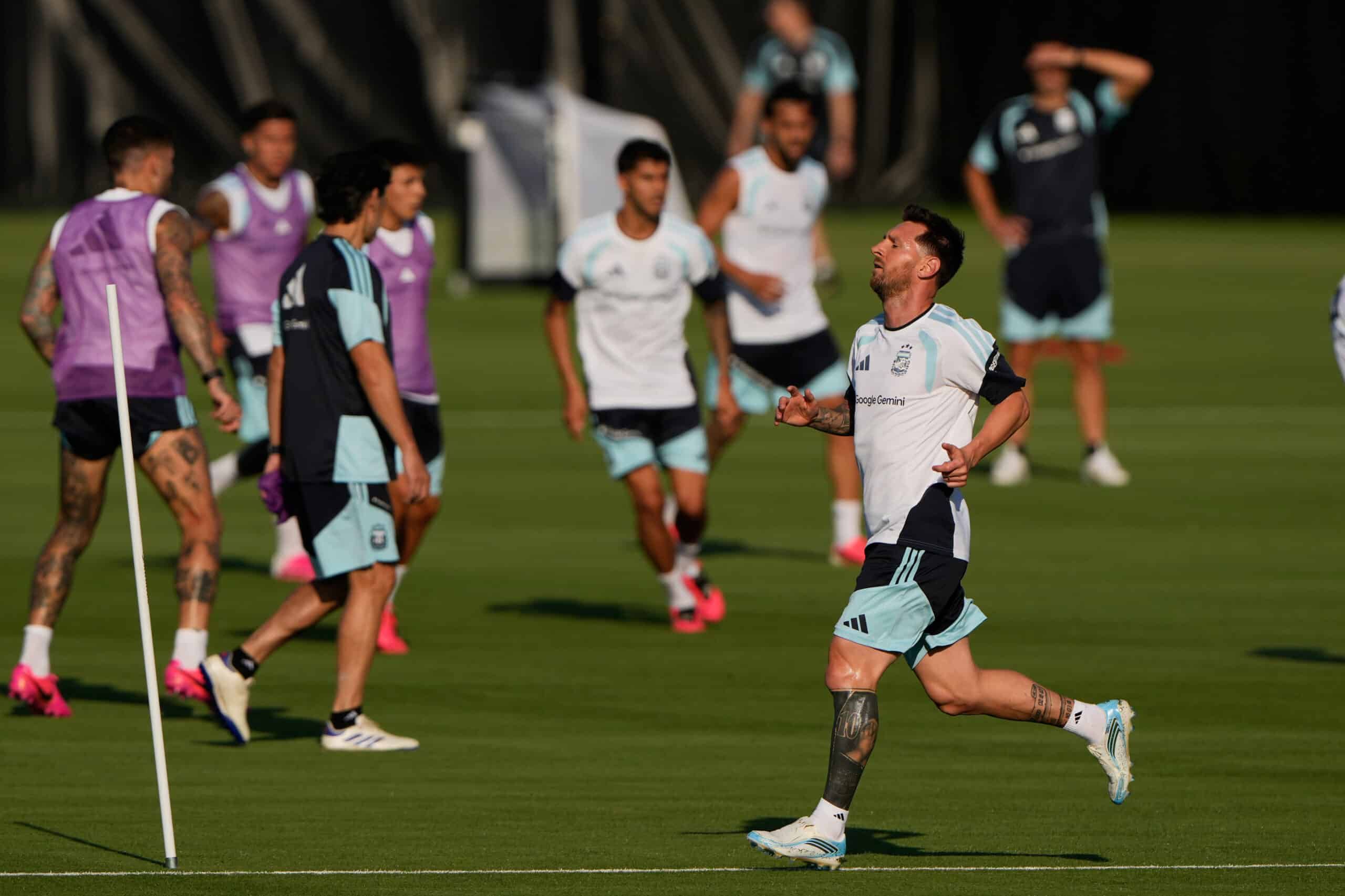 Scaloni en alerta: las figuras que preocupan a días del debut mundialista de Argentina