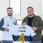 El mundialista Tim Payne ya presume la camiseta de Olimpia
