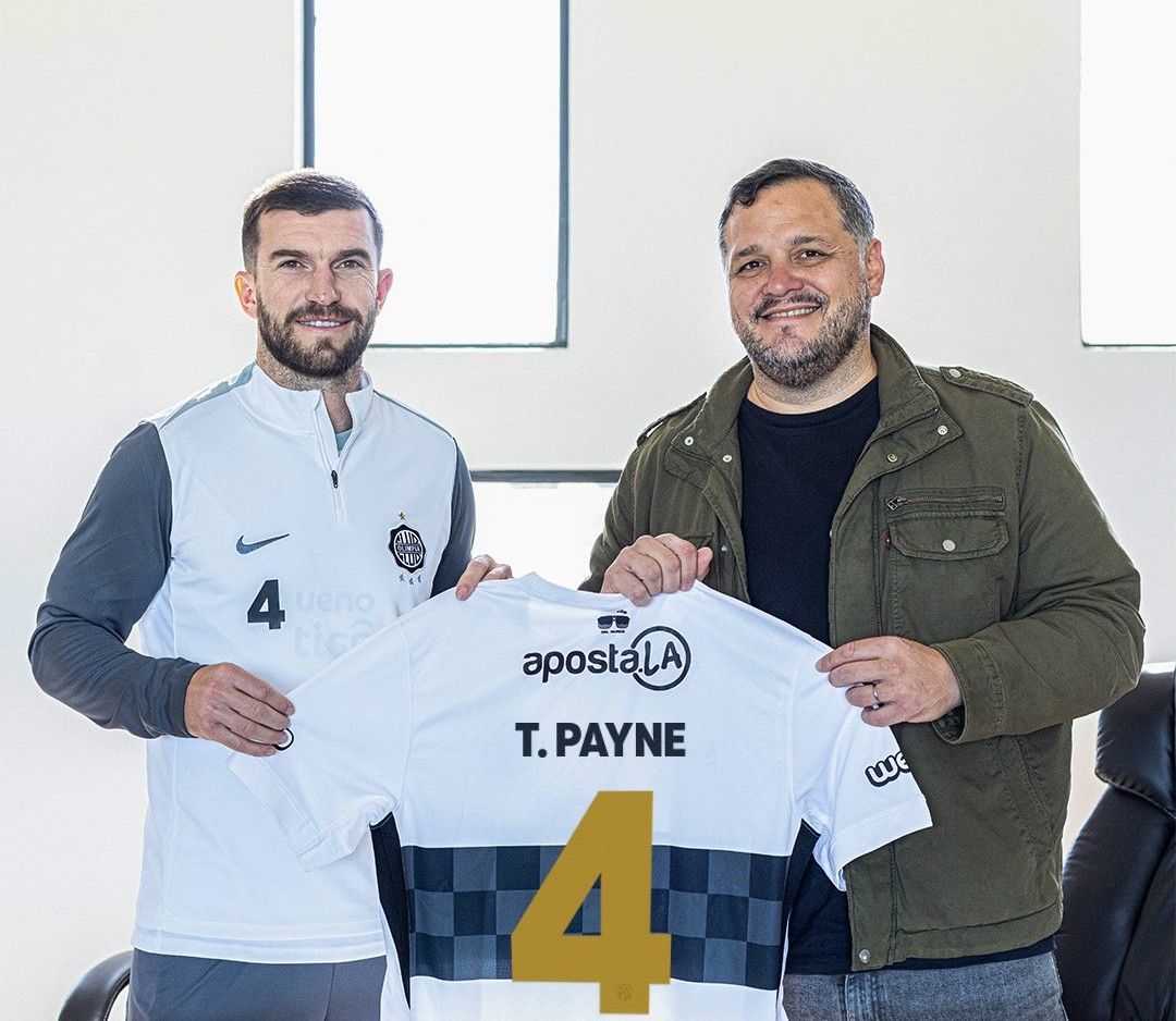 El mundialista Tim Payne ya presume la camiseta de Olimpia