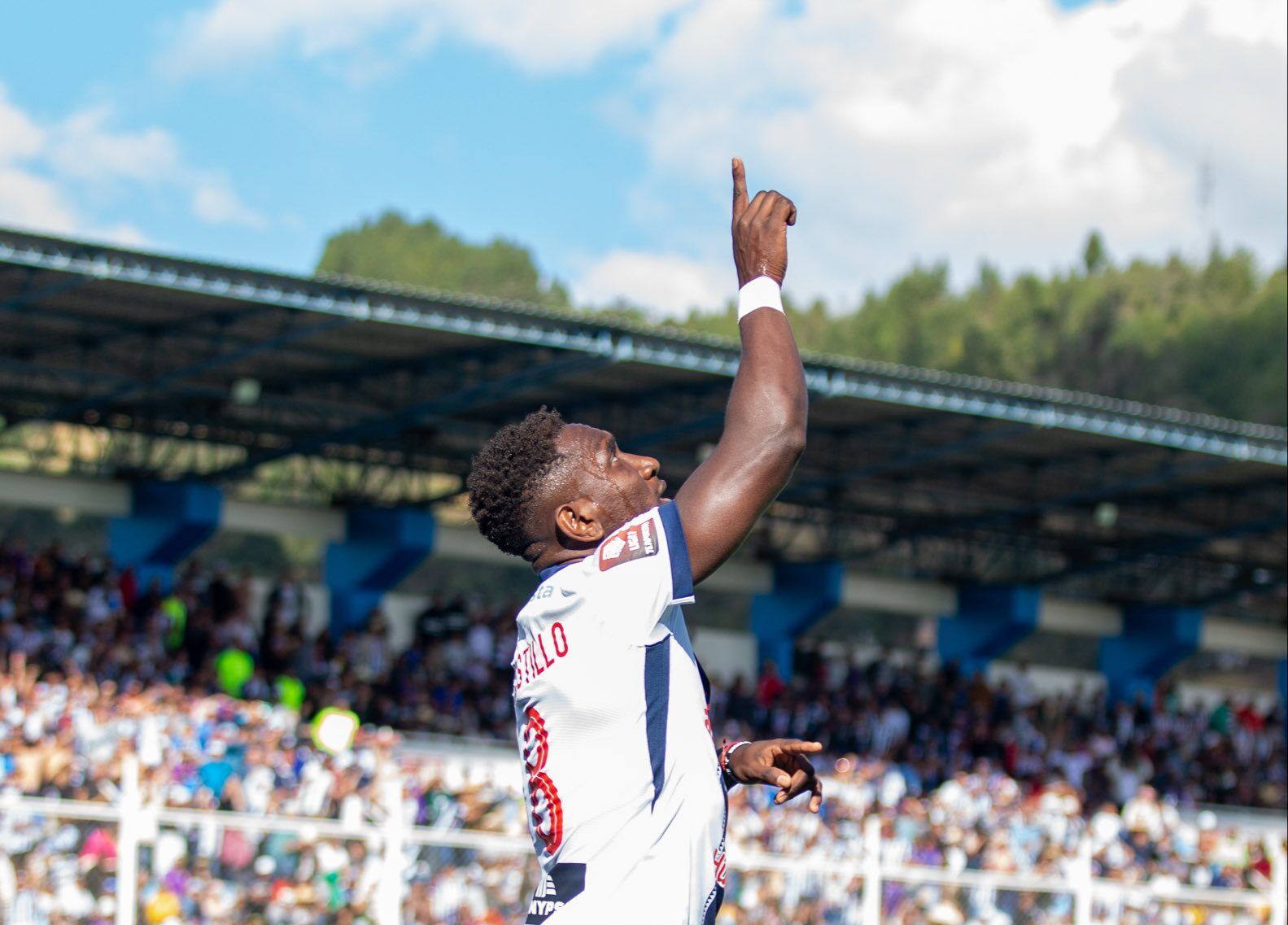 Erick Castillo apunta a lo más alto: doblete y récord goleador con Alianza