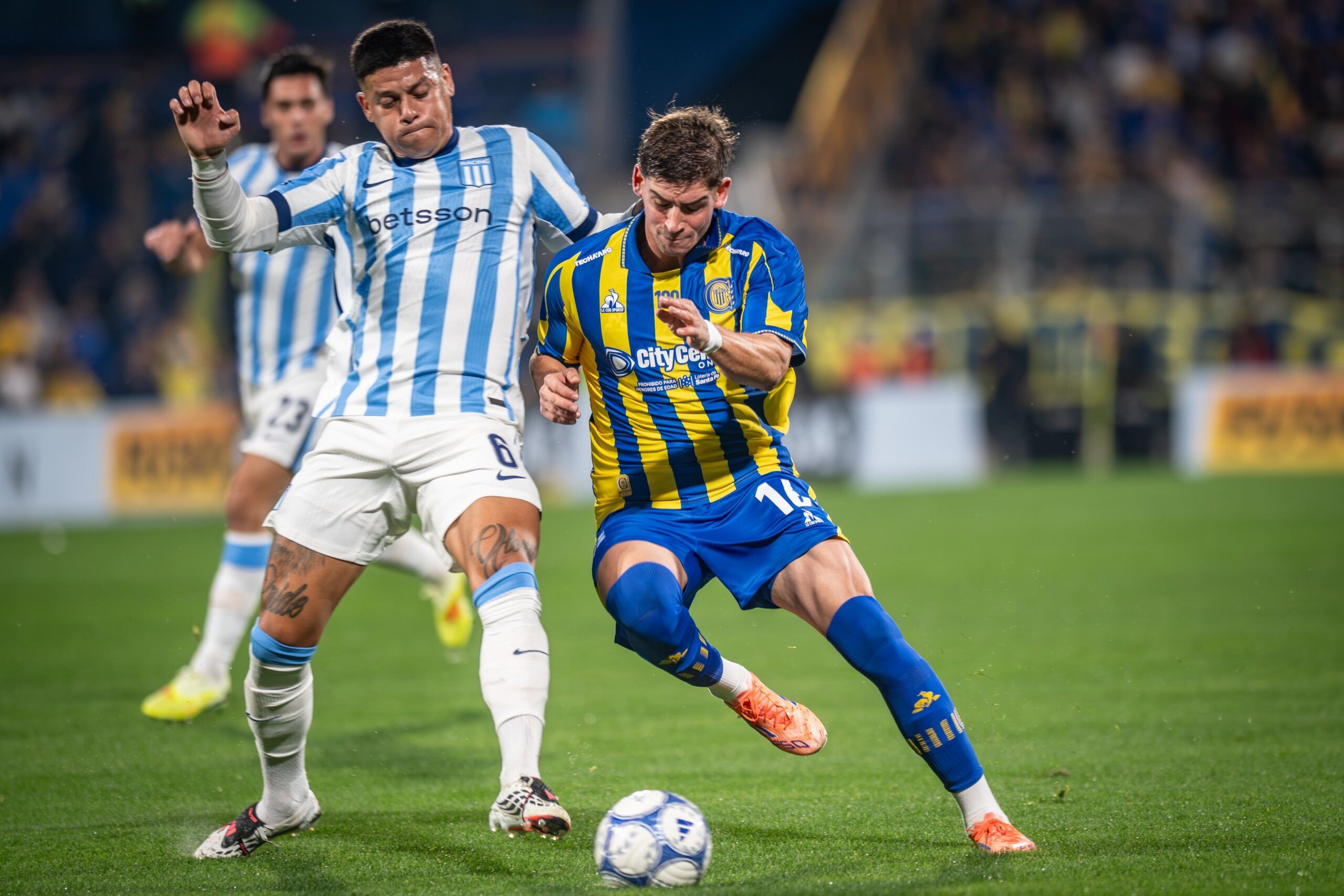 Racing encontró en Rosario un empate para creer