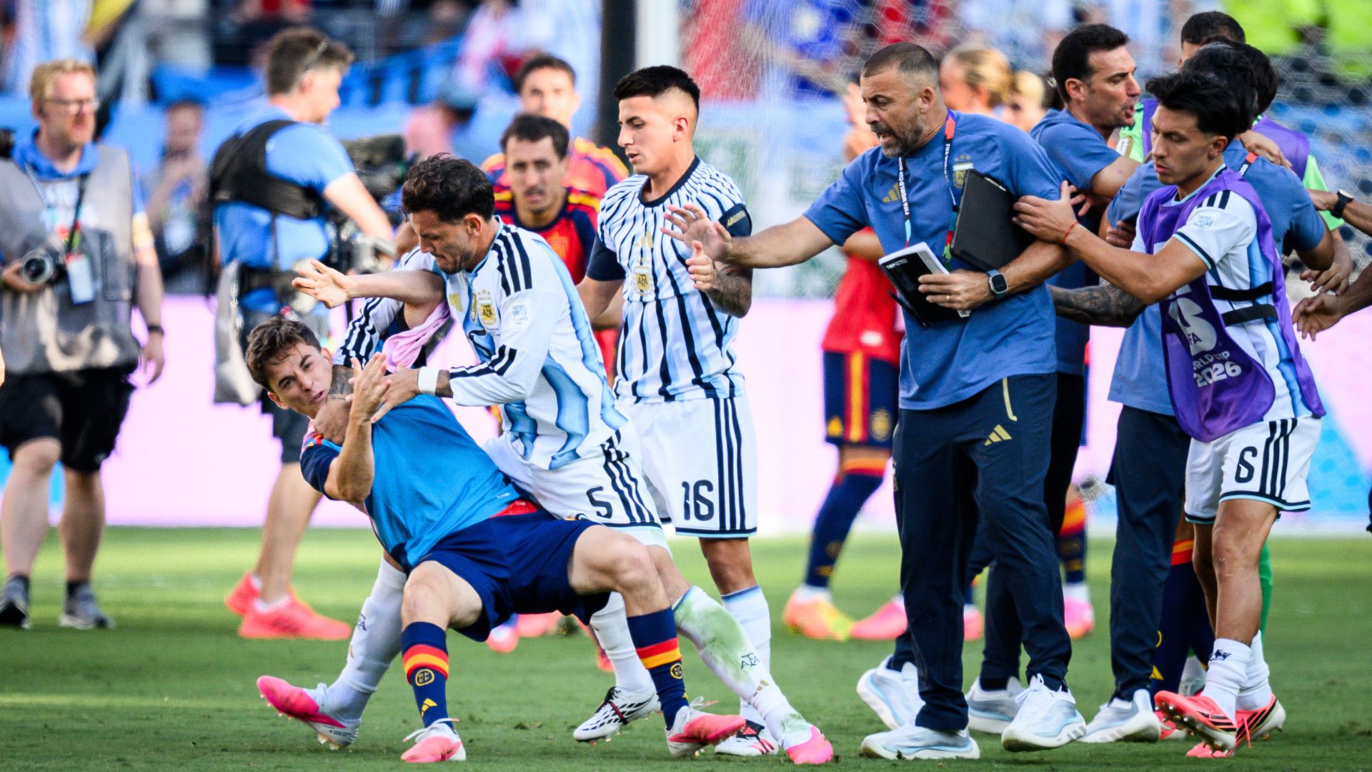 Gavi baja la tensión al encontronazo con Paredes tras la final del Mundial