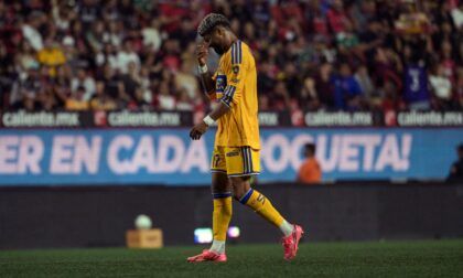 Rodrigo Aguirre hace historia con la primera expulsión bajo la "Ley Prestianni" en la Liga MX