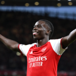 Arsenal inició la defensa del título con una goleada sobre Coventry City