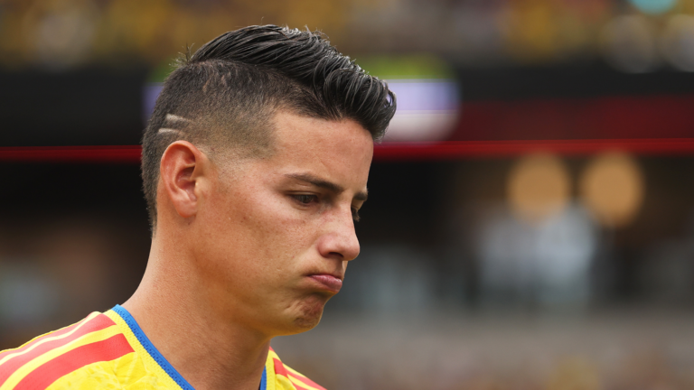 James y su ayuda en Colombia. (Foto: Alex Pantling - FIFA/FIFA via Getty Images)