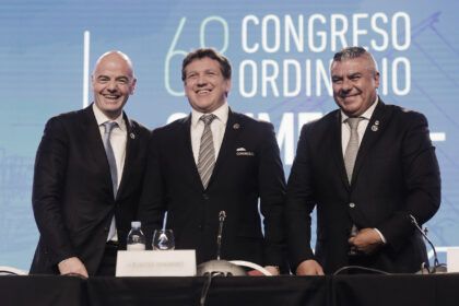Golpe de FIFA a la AFA: fuerte sanción por la pelea en la final y la bandera de Malvinas