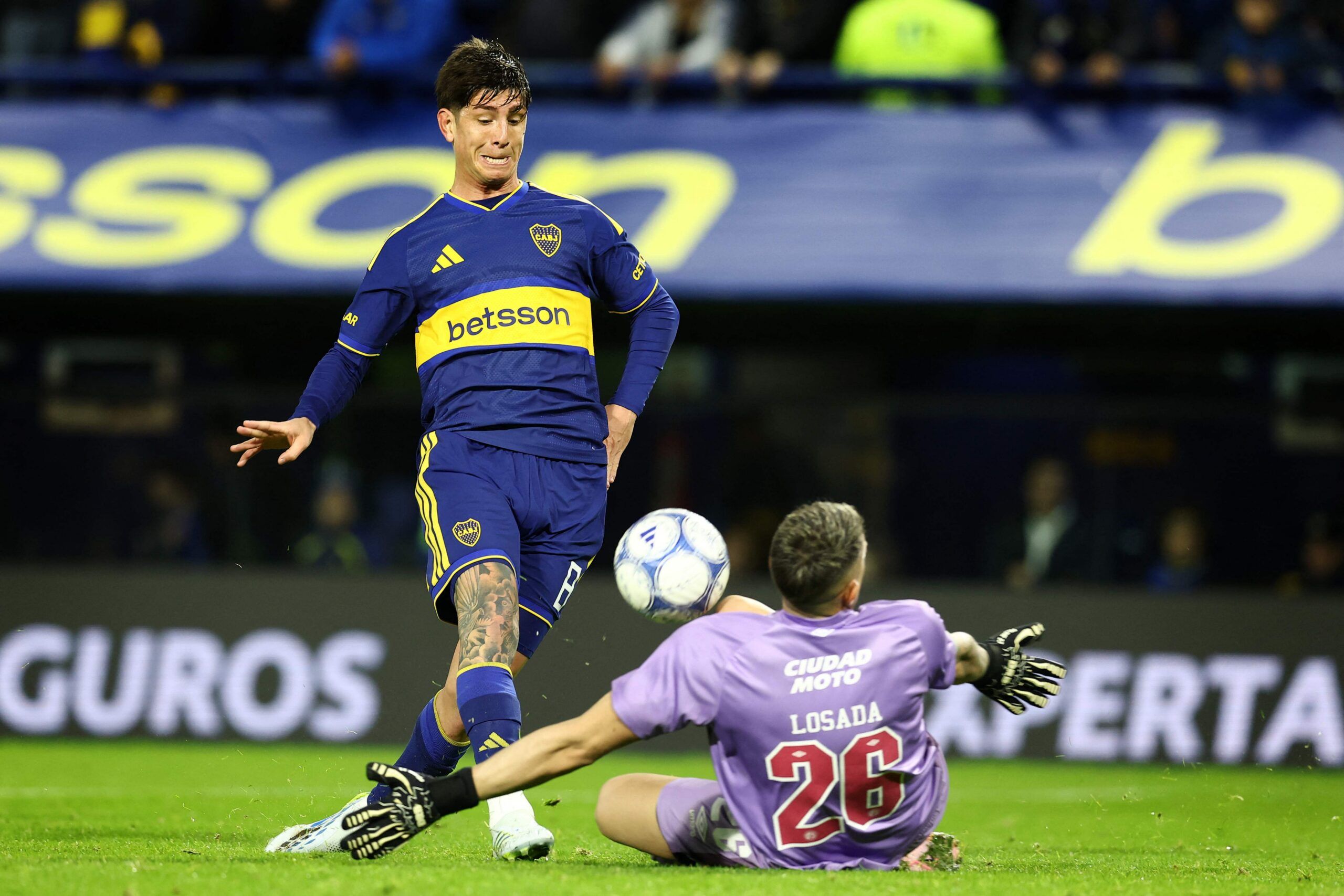Boca celebró su regreso a La Bombonera con un triunfo agónico sobre Lanús