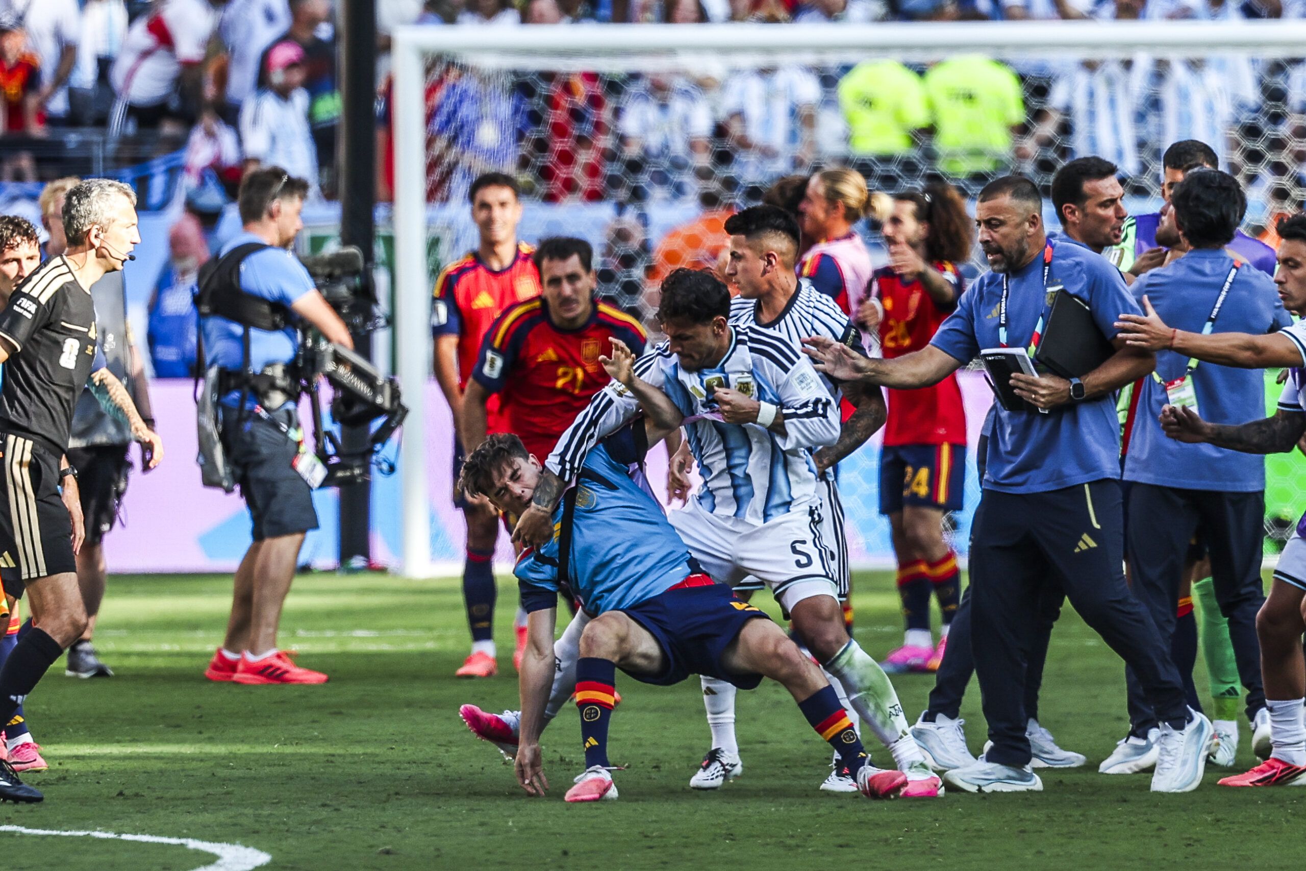 Golpe de FIFA a la AFA: fuerte sanción por la pelea en la final y la bandera de Malvinas