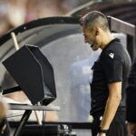 Menos VAR, más árbitro: la UEFA presenta “Clear Line” para terminar con las revisiones eternas